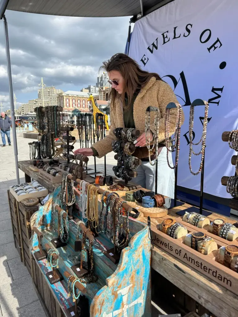 Jewels of Amsterdam marktkraam met festival kettingen en natuursteen armbanden