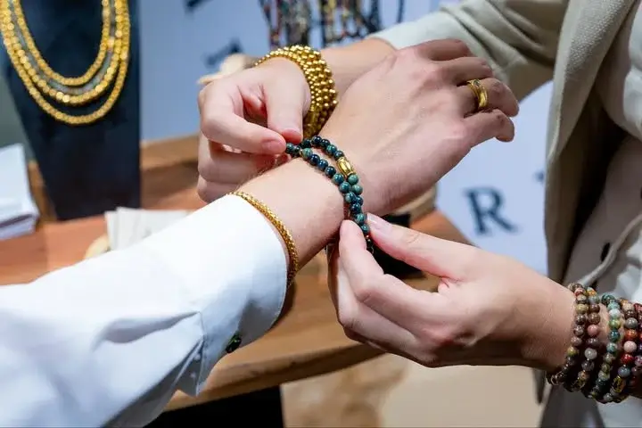 Handgemaakte natuursteen armband wordt passend gemaakt