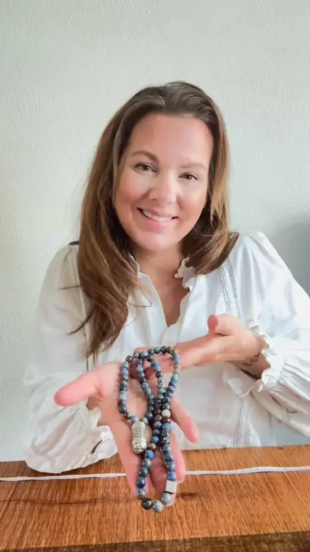 Maker van Jewels of Amsterdam toont een handgemaakte natuursteen ketting