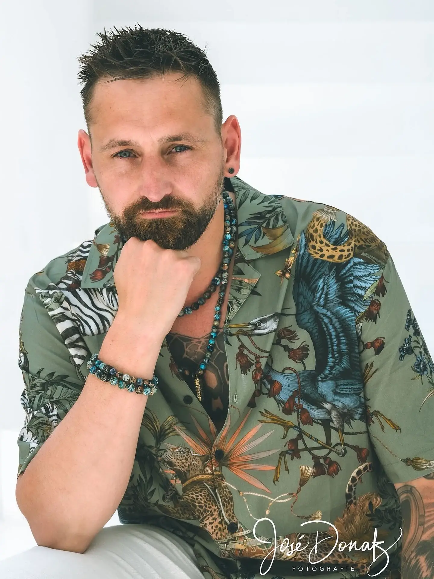 Festival ketting gedragen als krachtige festival look
