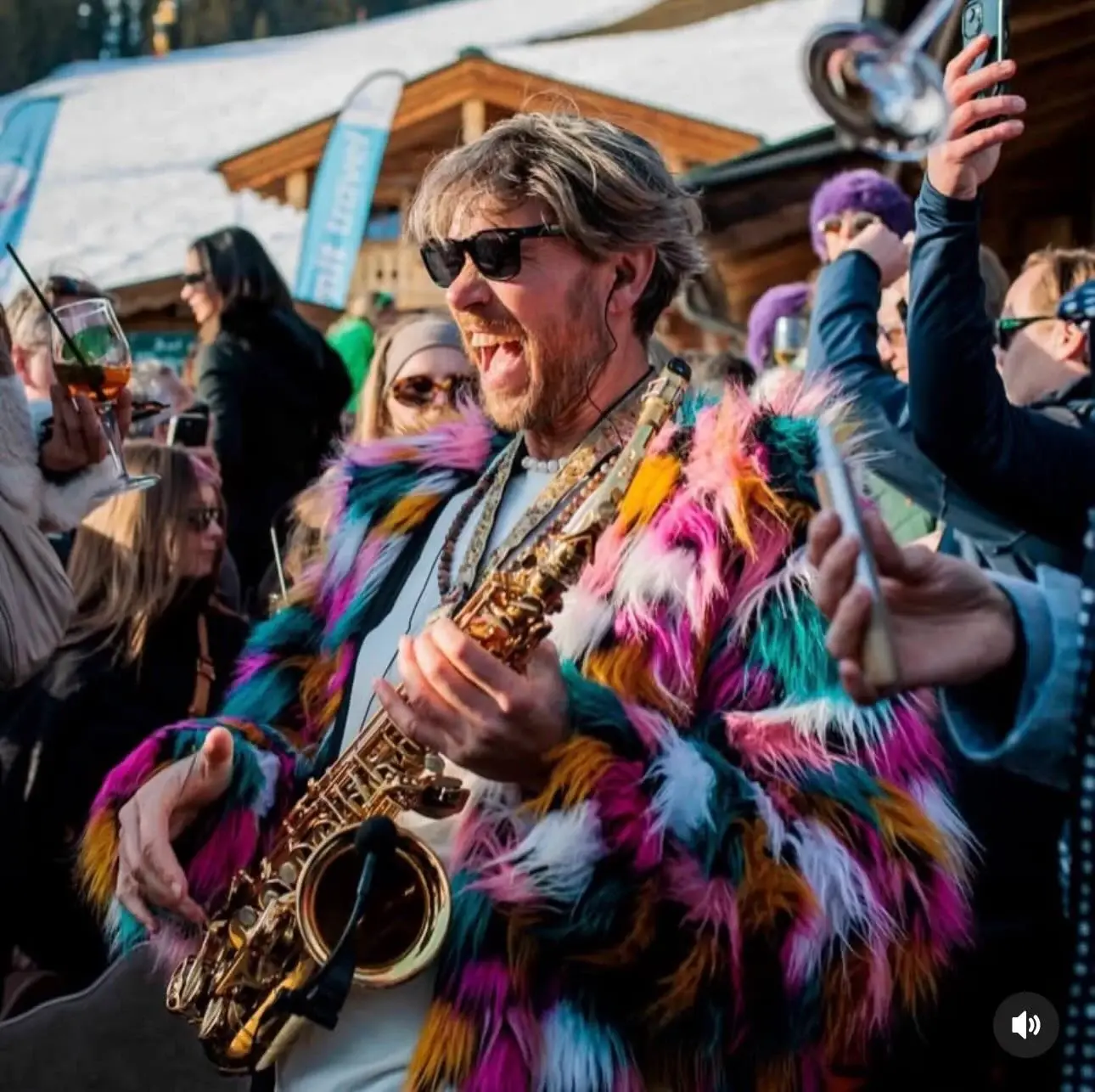 Festival sfeerbeeld met saxofonist en handmade jewelry