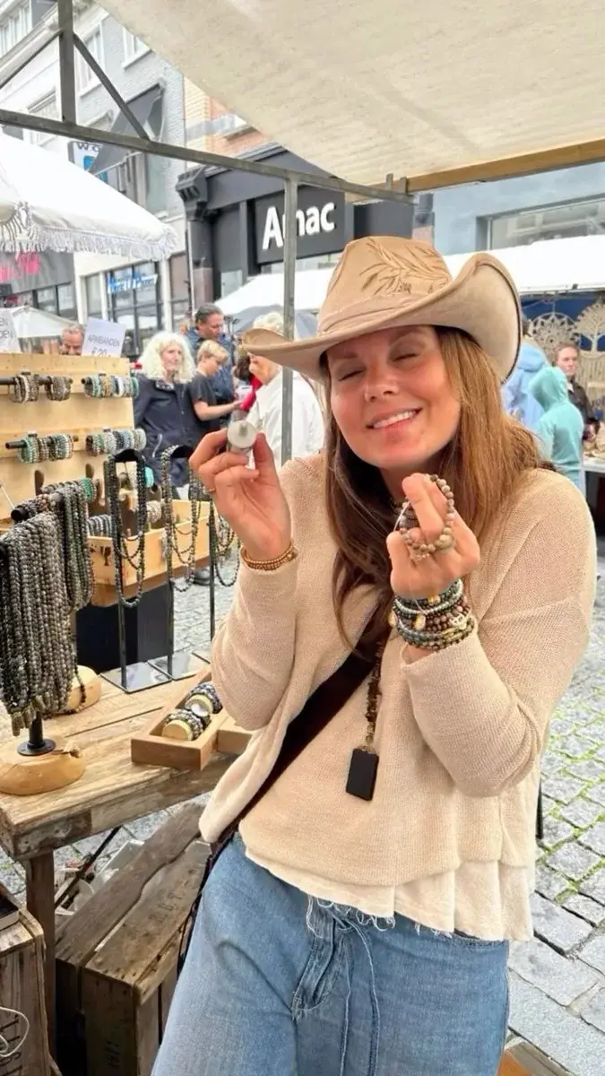Festival sieraden met kettingen en armbanden bij een marktkraam